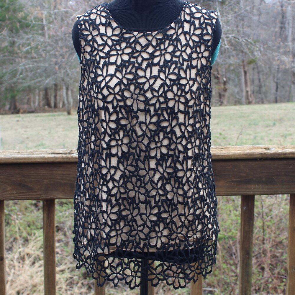 Lela Rose Neiman Marcus Crocheted Sleeveless Top black Floral nude lining Sz L